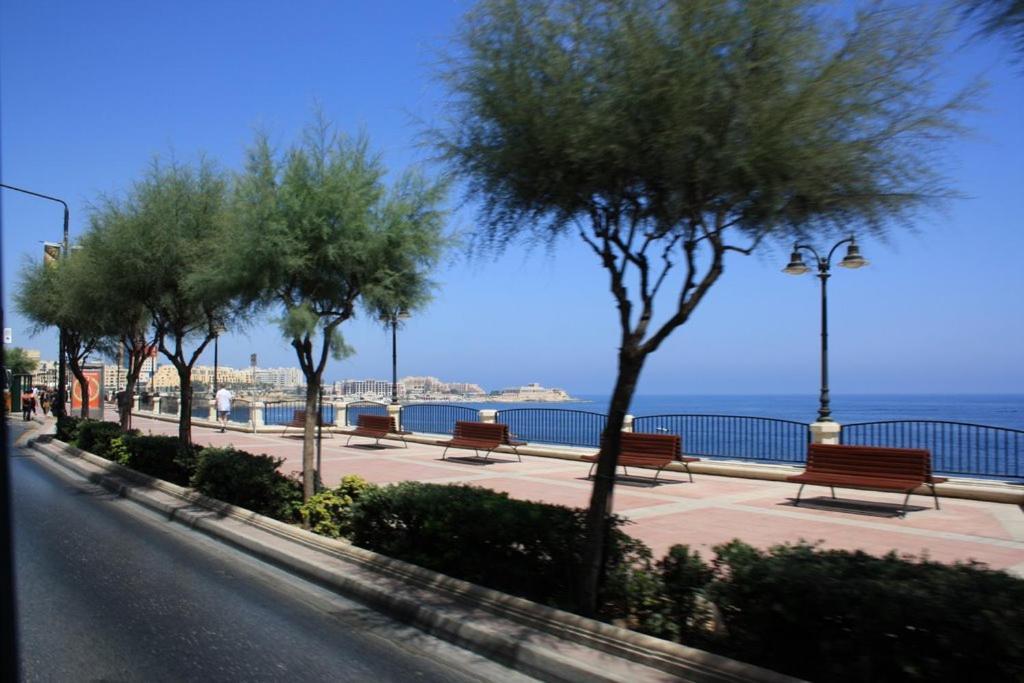 Apartamento Chic 2Br Penthouse Steps From The Promenade Sliema Exterior foto