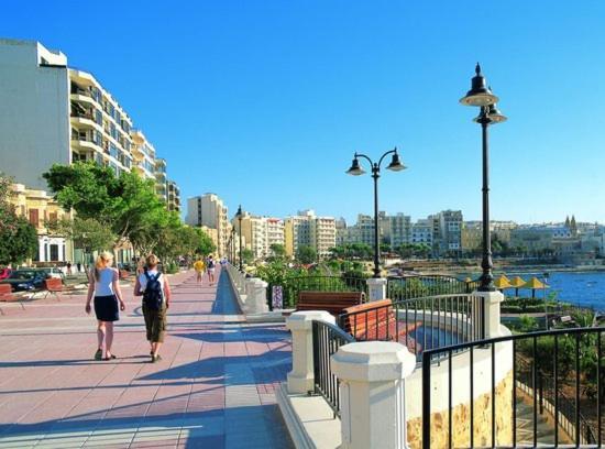 Apartamento Chic 2Br Penthouse Steps From The Promenade Sliema Exterior foto