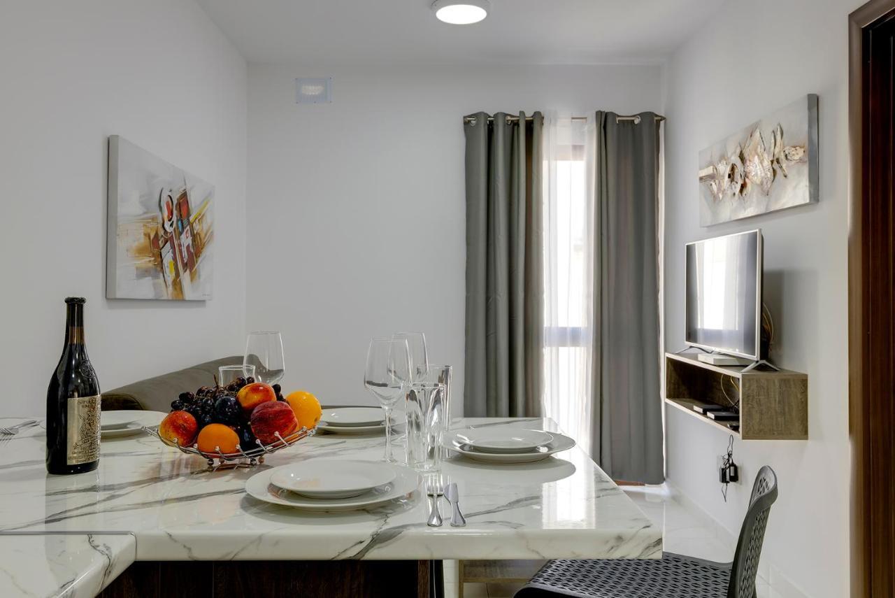 Apartamento Chic 2Br Penthouse Steps From The Promenade Sliema Exterior foto